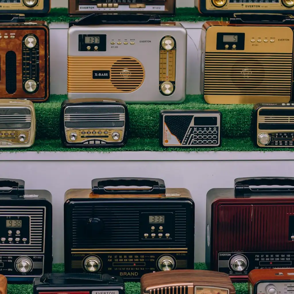 A.bsolument: Reviving Vintage Radios with Modern Technology
