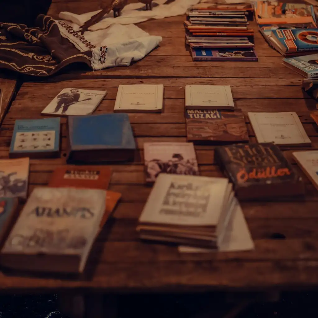 Heartwarming Reunion: Vintage Autograph Books Returned to Owner